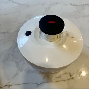 OXO good grips White Salad Spinner. Easy to use. EUC. Sturdy handle and base